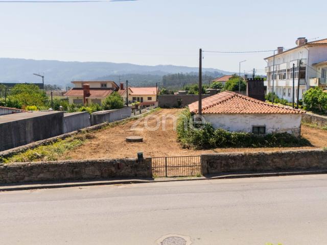 Casa térrea necessitando de reforma em Manhente, Barcelos