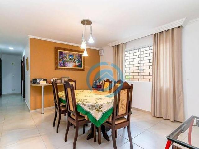 Casa Térrea no Xaxim Curitiba: 3 Quartos, Reformada e Amplo Terreno