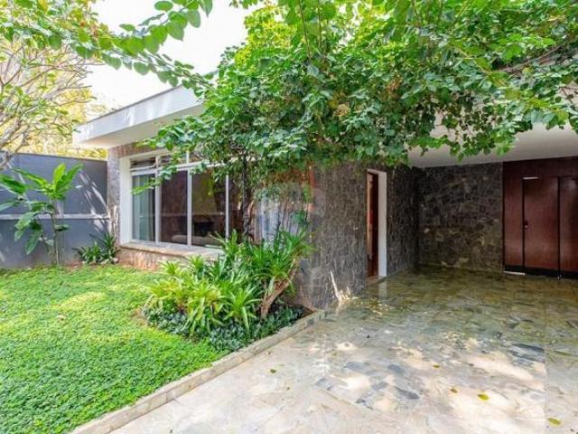 Casa Térrea no bairro do Alto da Boa Vista, com 3 quartos, 1 suíte, ampla sala com lareira, espa