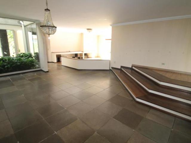CASA TERREA NO BATEL COM 400M2 E TERRENO DE 1600M2