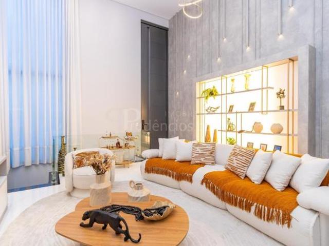Casa Térrea no Condomínio Pineland: 350m² Porteira Fechada e Piscina Aquecida