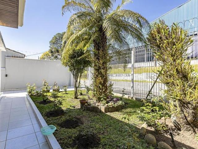 Casa Térrea no Portão com 3 Dormitórios, Suíte e 5 Vagas