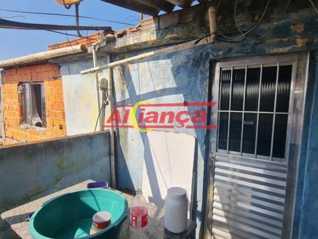 Casa térrea ótimo para renda, com três casas no mesmo terreno e um salão