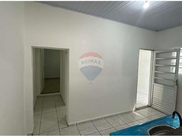 Casa térrea para locação com 2 dormitório e 1 vaga