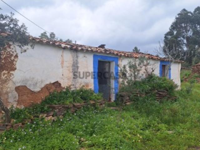 Casa térrea para reconstruir, possibilidade de ampliar até 300m2 e potencial para desenvolver projeto de Turismo Rural, com bonita vista campo, localizada a 5 minutos da Vila de São Marcos da Serra
