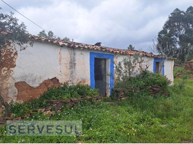 Casa térrea para reconstruir, possibilidade de ampliar até 300m2 e potencial para desenvolver projeto de Turismo Rural, com bonita vista campo, localizada a 5 minutos da Vila de São Marcos da Serra