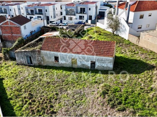 Casa térrea por recuperar com cerca de 168m2 e logradouro com 2800m2