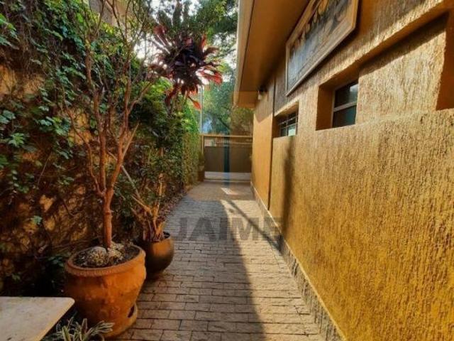 Casa terrea raridade com 03 dormitórios sendo 1 suite, 03 vagas no Pacaembu