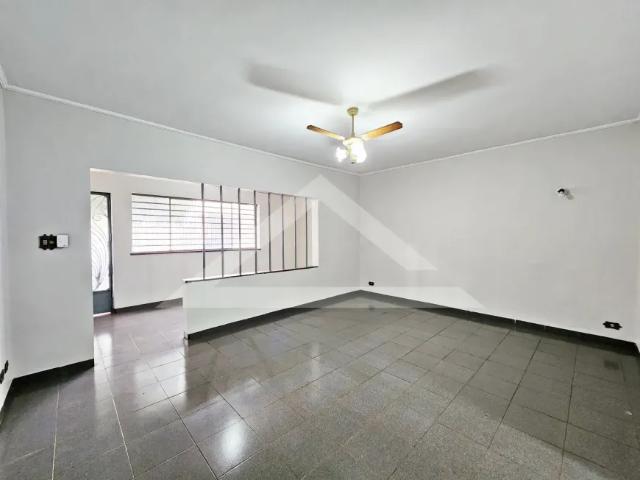 Casa térrea residencial / comercial para locação no Bairro Centro, próximo à Av. Dr. Francisco Junqu