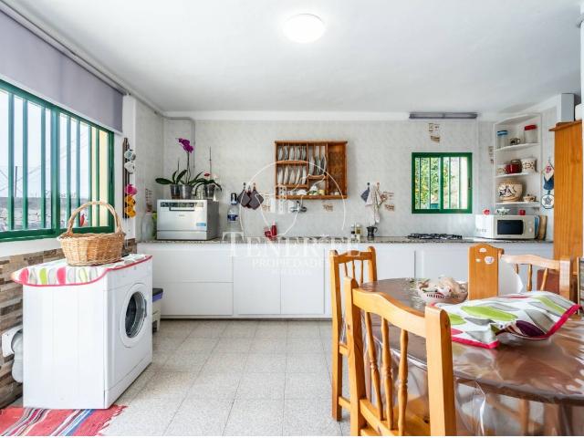 Casa terrera con terreno, bodega cueva, almacén y estanque de agua en Arico
