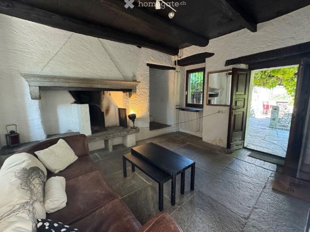 Casa ticinese completamente ammobiliata, giardino e pergola