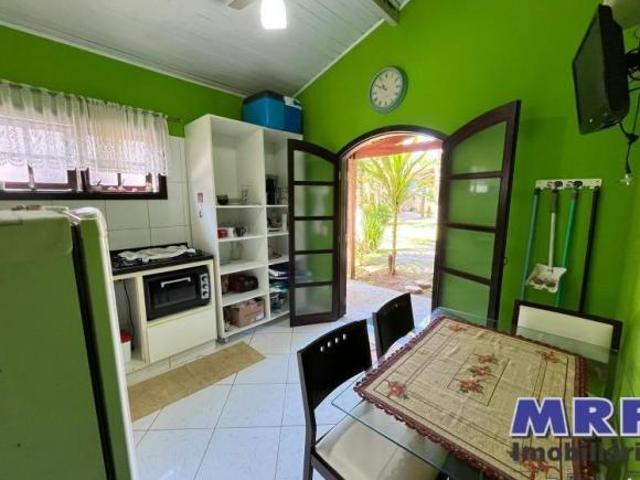 Casa tipo chalé em condomínio fechado com piscina em Ubatuba. Próximo as cachoeiras e da Praia da Ma
