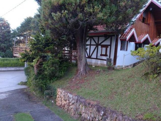 Casa tipo sobrado mobiliada em Condomínio Fechado na Vila Imbirí em Campos do Jordão SP