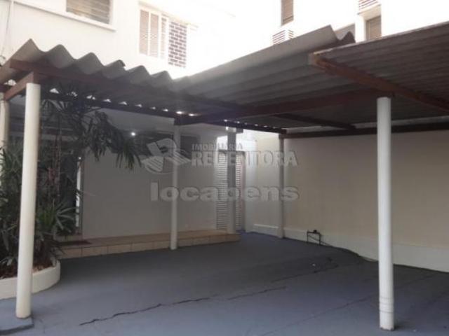 Casa Tipo Sobrado para Locação ou Compra, com 3 Dormitórios no Centro, de fundos, tipo vila, com ent