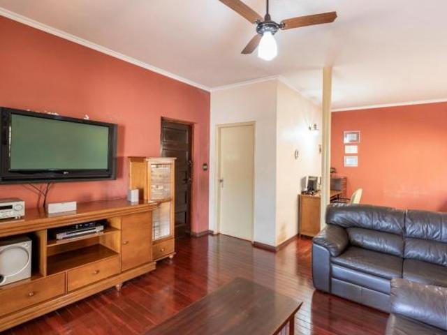 Casa tipo para venda com 3 quartos, sendo 2 suítes, 250m²