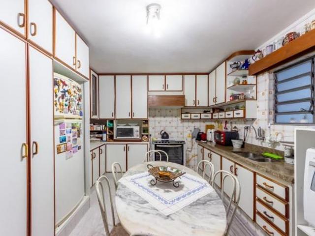 Casa tipo para venda com 3 quartos, 170m²