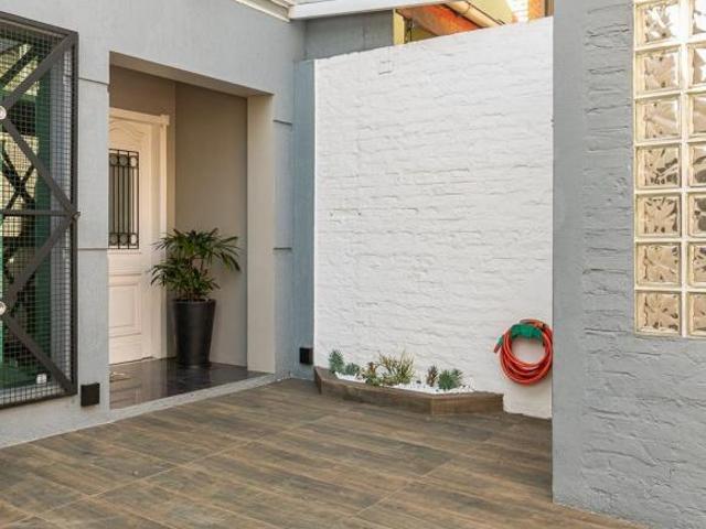 Casa tipo para venda com 3 quartos, 280m²