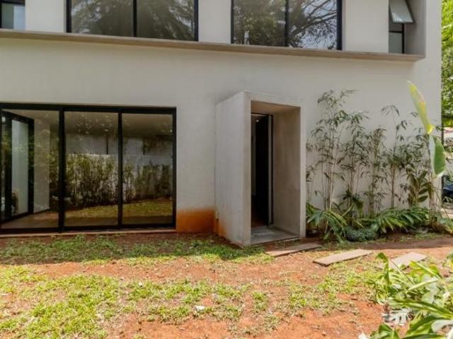 Casa tipo para venda com 3 quartos, 318m²