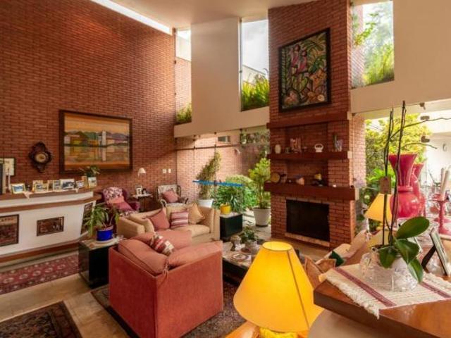 Casa tipo para venda com 7 quartos, sendo 5 suítes, 495m²