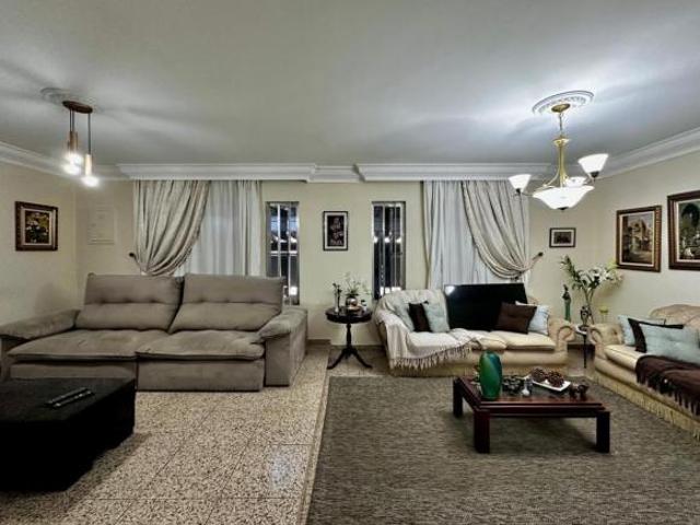 Casa tipo para venda com 4 quartos, sendo 1 suíte, 257m²