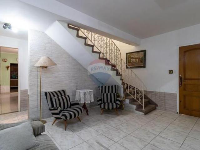 Casa tipo para venda com 4 quartos, sendo 1 suíte, 266m²