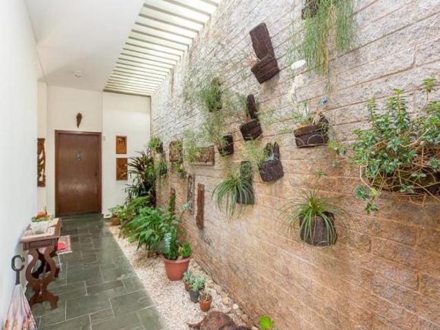 Casa tipo para venda com 4 quartos, sendo 2 suítes, 384m²