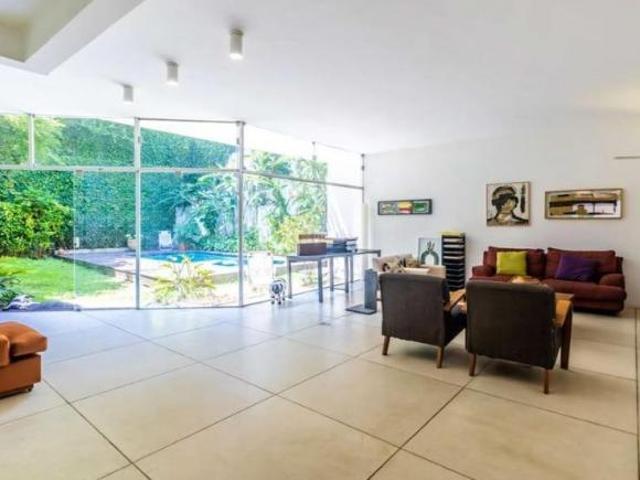 Casa tipo para venda com 4 quartos, sendo 4 suítes, 480m²