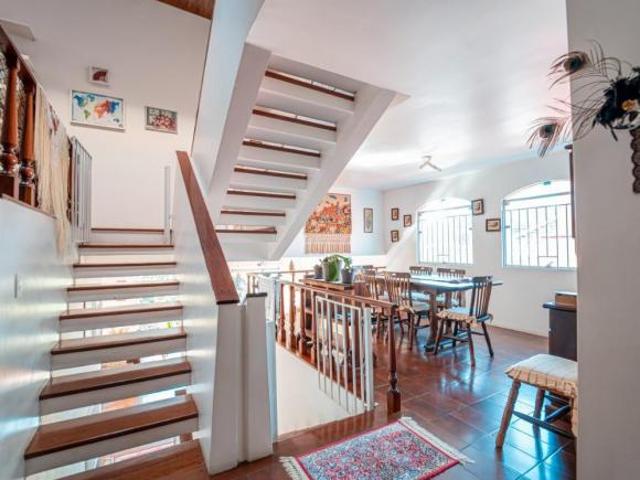 Casa tipo para venda com 4 quartos, 356m²