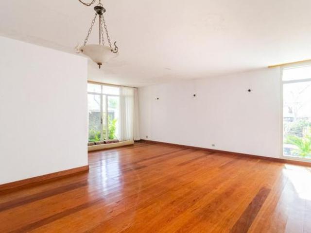 Casa tipo para venda com 4 quartos, 307m²