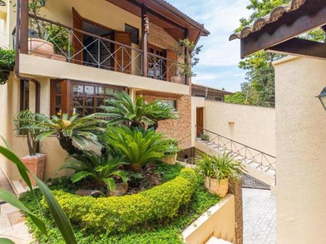 Casa tipo para venda com 4 quartos, 420m²