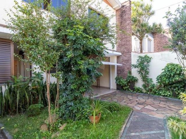 Casa tipo para venda com 5 quartos, sendo 2 suítes, 219m²
