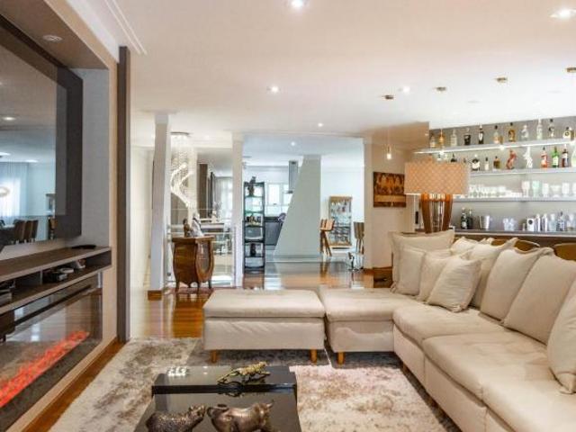 Casa tipo para venda com 5 quartos, sendo 4 suítes, 462m²