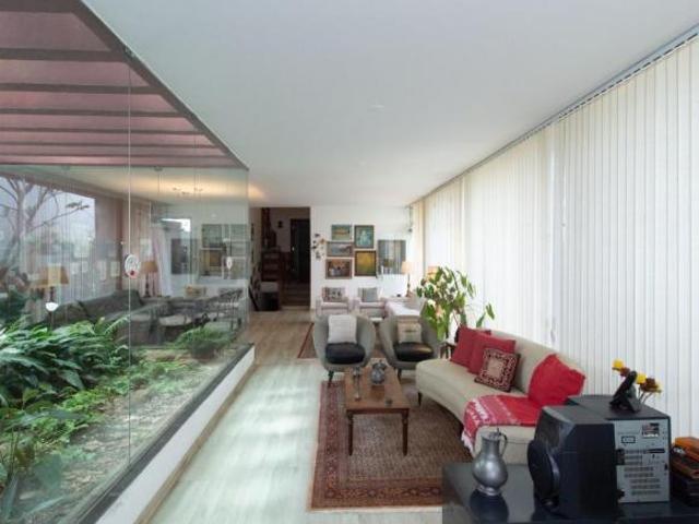 Casa tipo para venda com 5 quartos, sendo 5 suítes, 330m²