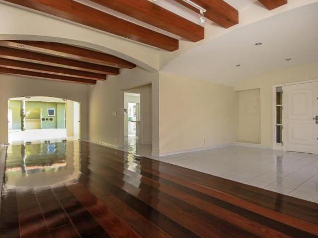 Casa tipo para venda e locação em Pacaembu com 3 quartos, sendo 1 suíte, 255m²