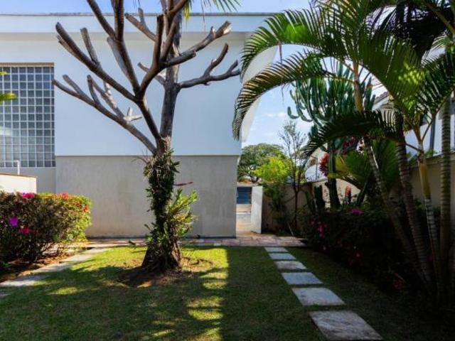 Casa tipo para venda em Pacaembu com 3 quartos, sendo 1 suíte, 384m²