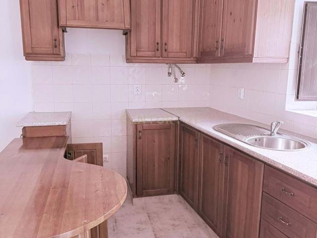 Casa típica de aldeia com 4 quartos e 2 arrecadações