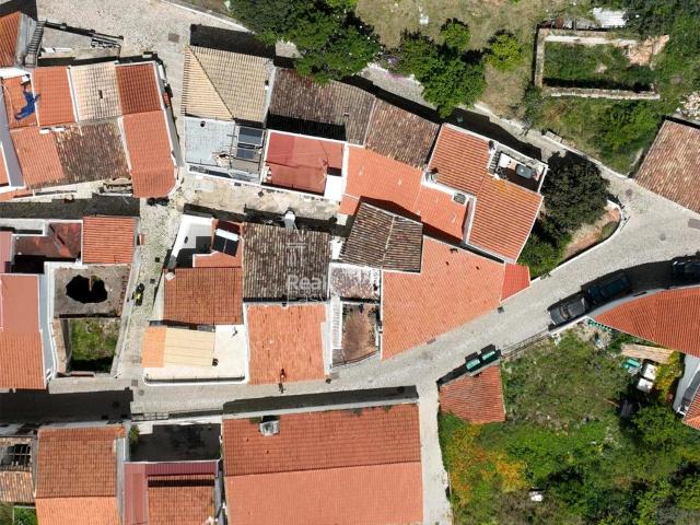 Casa típica em Alte, Algarve, com anexos e potencial no Geop. 179m² Alte