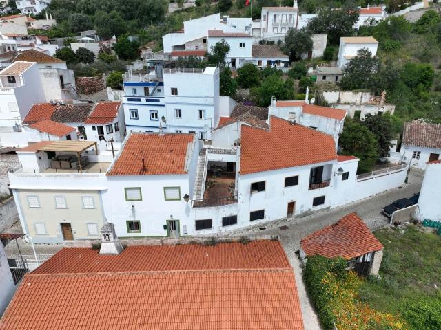 Casa típica em Alte, Algarve, com anexos e potencial no Geop. 179m² Alte