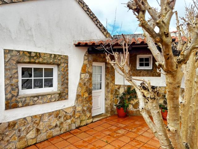 Casa típica Portuguesa, sita numa aldeia próxima de Lourinhã e Torres Vedras