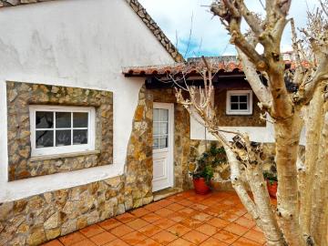 Casa típica Portuguesa, sita numa aldeia próxima de Lourinhã e Torres Vedras