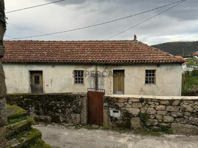 Casa toda em pedra no meio da natureza