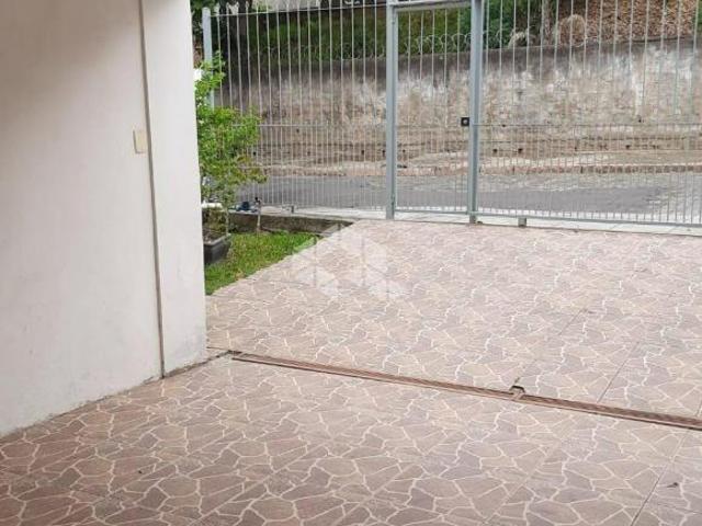 Casa toda reformada, peças amplas e bem arejadas