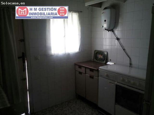 CASA TOTALMENTE AMUEBLADA EN ESQUINA SOBRE PARCELA DE 122 METROS EN LA LOCALIDAD DE QUERO, CON 145 M