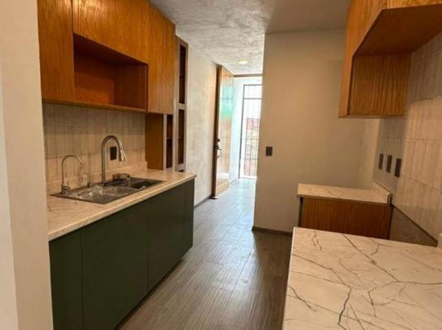 Casa totalmente Nueva y céntrica con habitación en PB y depa para rentar