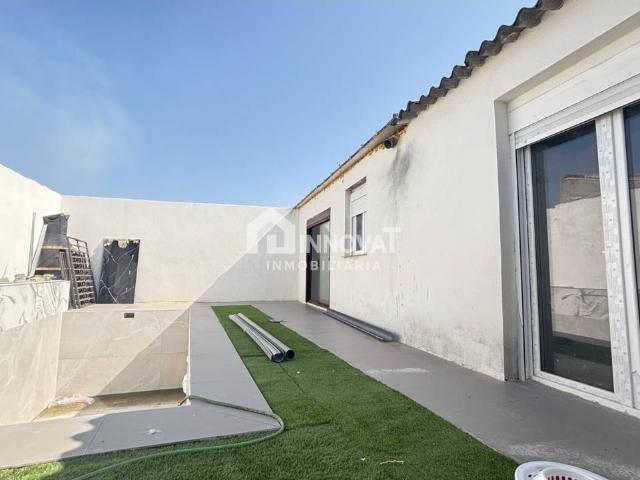 CASA TOTALMENTE REFORMADA A ESTRENAR CON PATIO Y PISCINA EN CEBOLLA