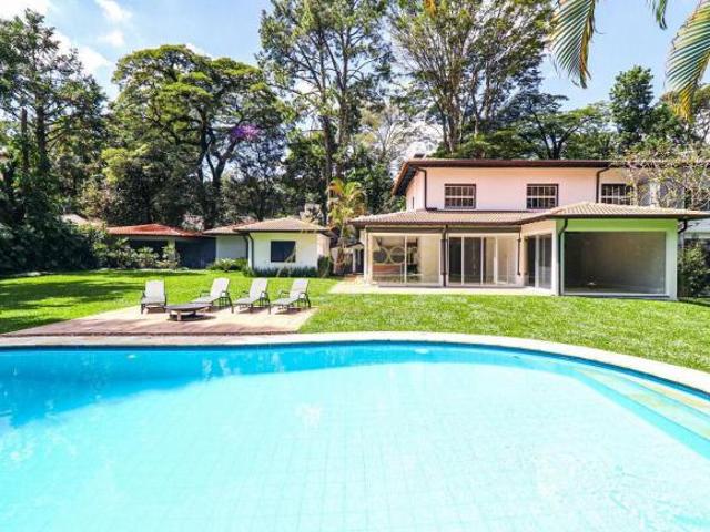 CASA REFORMADA NO ALTO DA BOA VISTA 4 DORM PISCINA ESPAÇO GOURMET JARDIM PLANO