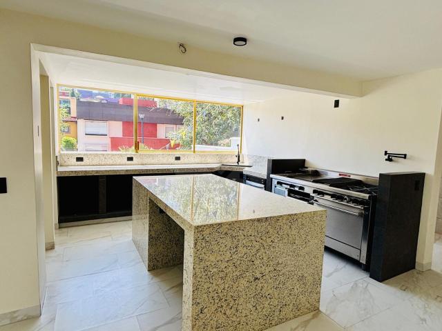 Casa totalmente remodelada con spa privado y extraordinaria ?rea social en Lomas de las Palmas