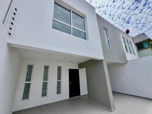 Casa totalmente remodelada de 4 Recámaras y Cochera para 2 Autos en Jardines Alcalde 3 baños