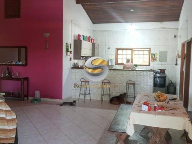 Casa totalmente TÉRREA, com piscina, churrasqueira e amplo terreno