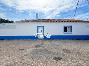 Casa tradicional, com 2 quartos e pequeno quintal, Lagos, Odiaxere